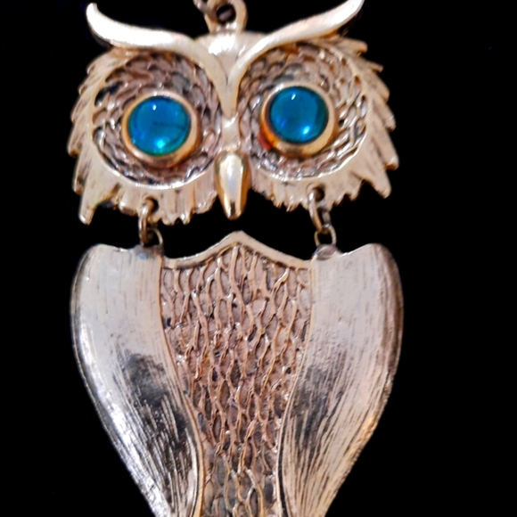 2 Large Vintage Owl Necklaces Comes with 2 Chains Green Eyes & Grey Eyes - Picture 2 of 3